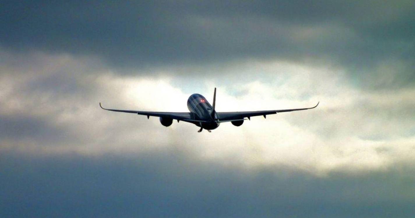 Avião com 11 pessoas a bordo desaparecido na Indonésia