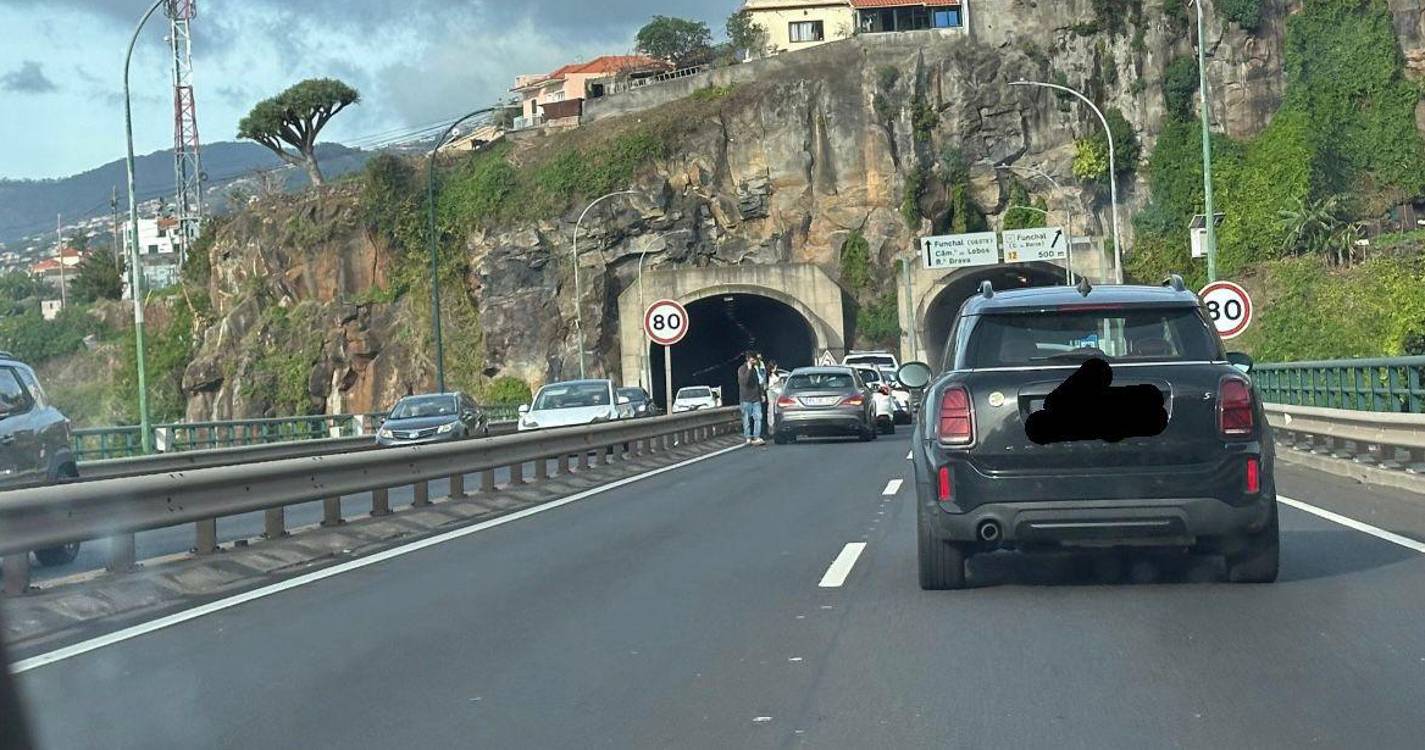 Acidente com 3 viaturas na Ponte da Ribeira de João Gomes condiciona trânsito. Bombeiros e EMIR no local
