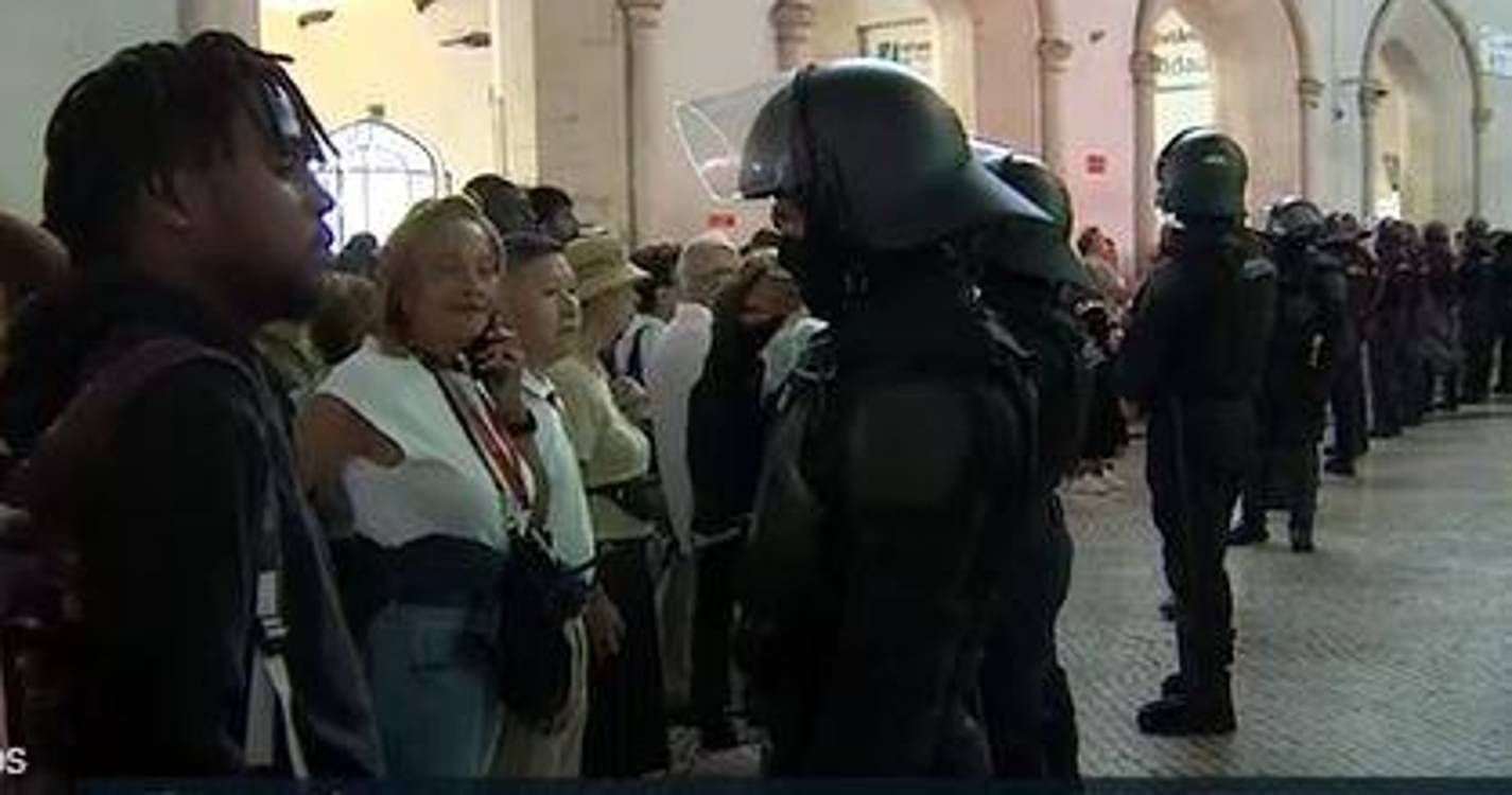 Polícia de choque na estação do Rossio, manifestantes barricados em comboios