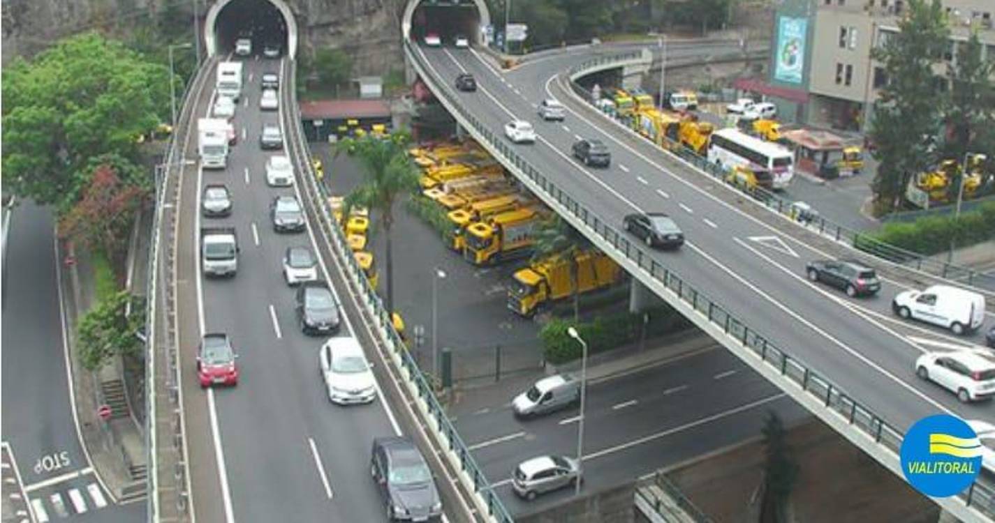 Acidente congestiona trânsito na via rápida em Santa Luzia