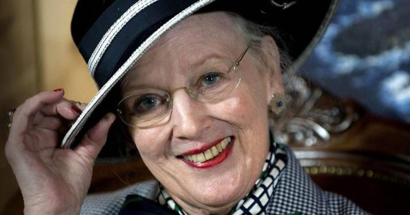 Rainha da Dinamarca abdica do trono em favor do filho a 14 de janeiro