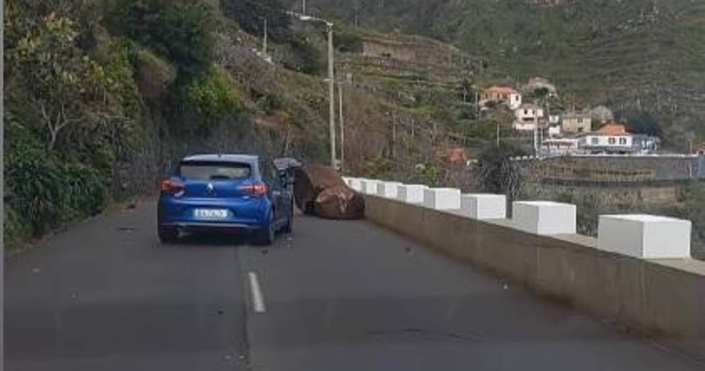 Rochas de grande porte voltam a cair no Porto Moniz