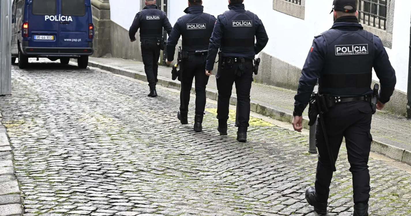 PSP de Lisboa apreende toneladas de droga, armas de fogo e detém vários suspeitos