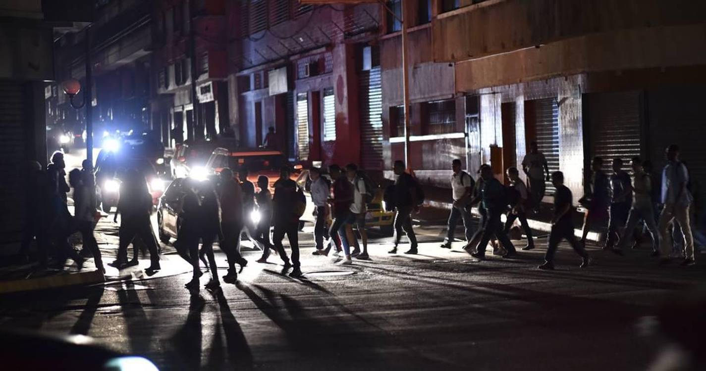 Falhas de eletricidade, transporte e comunicações afetam venezuelanos