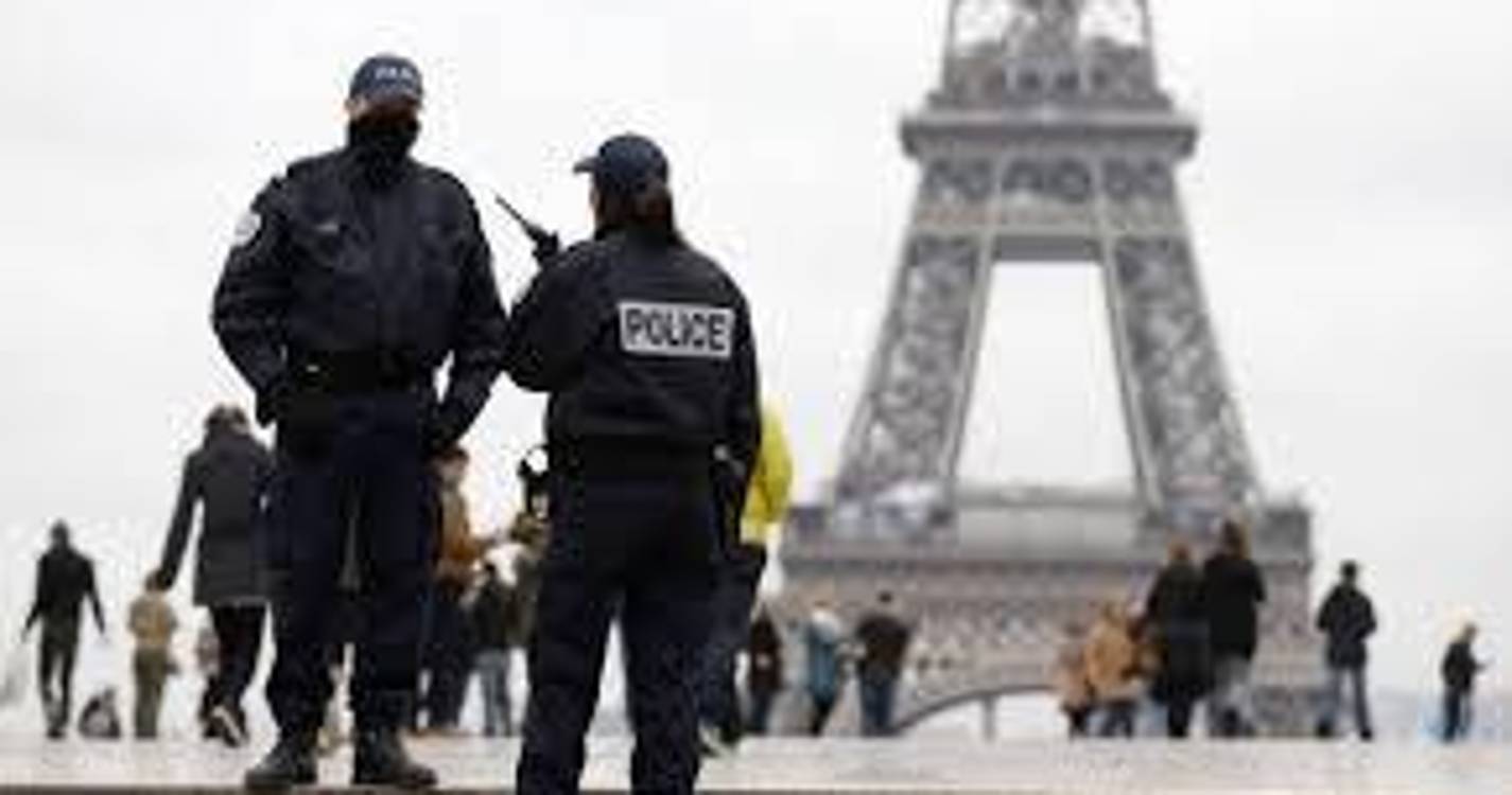 Homem armado com facas morto pela polícia na região de Paris