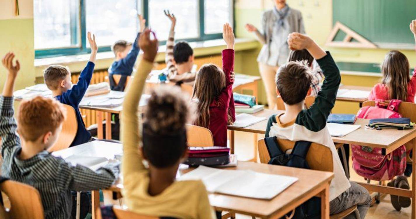 Faltam professores em 78% das escolas e há 38 com mais de 10 horários por preencher