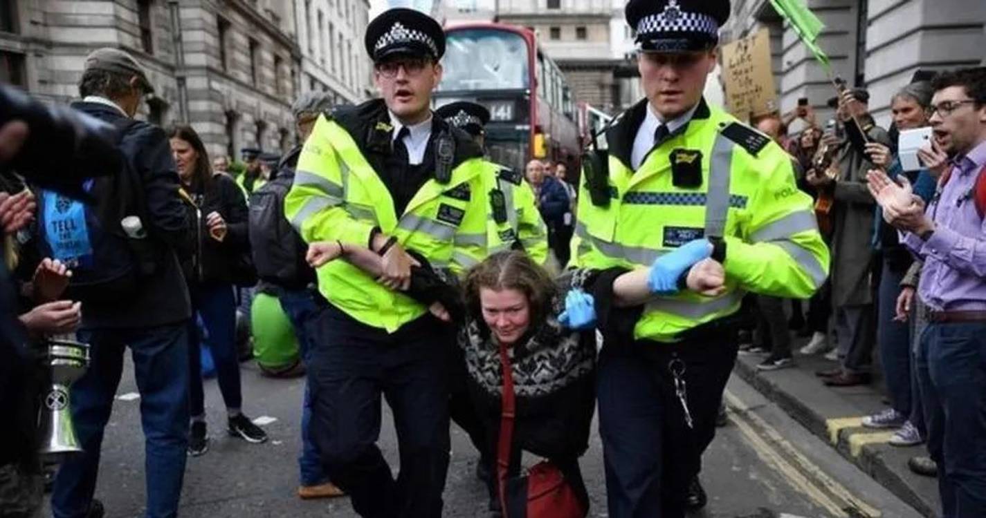 Mais de 370 detidos nos protestos violentos no Reino Unido