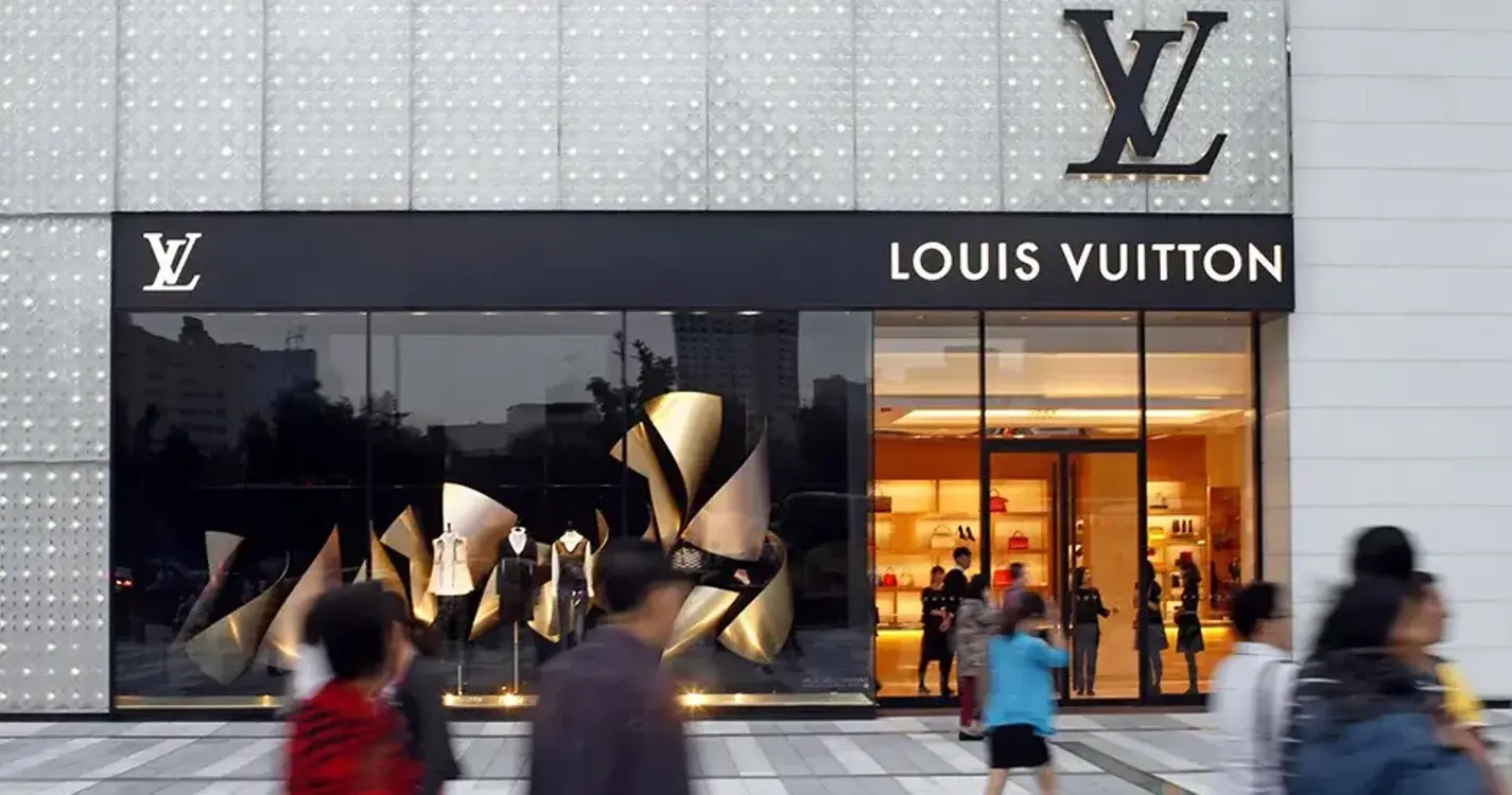 Grupo Louis Vuitton sob suspeita em Itália por promover cosméticos junto de menores