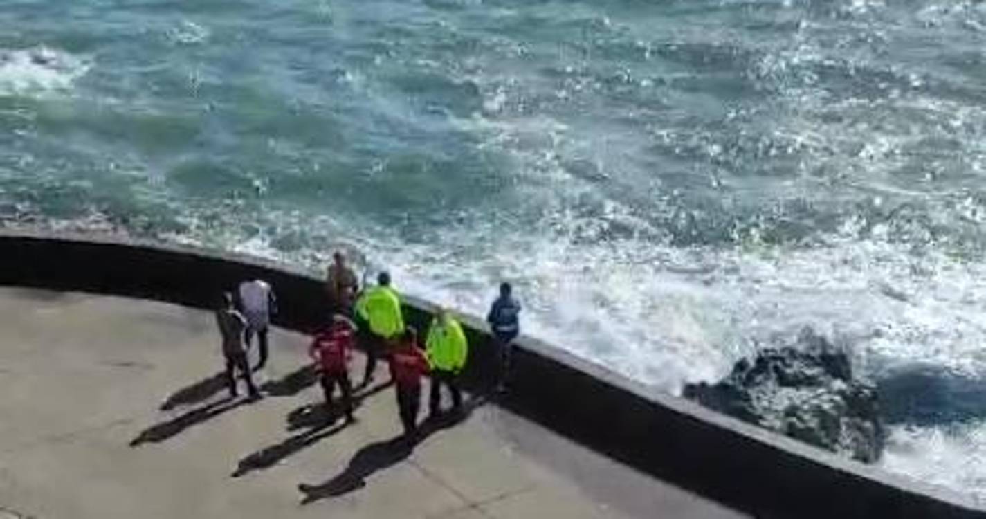 Corpo encontrado a boiar na Praia do Vigário (com vídeo)