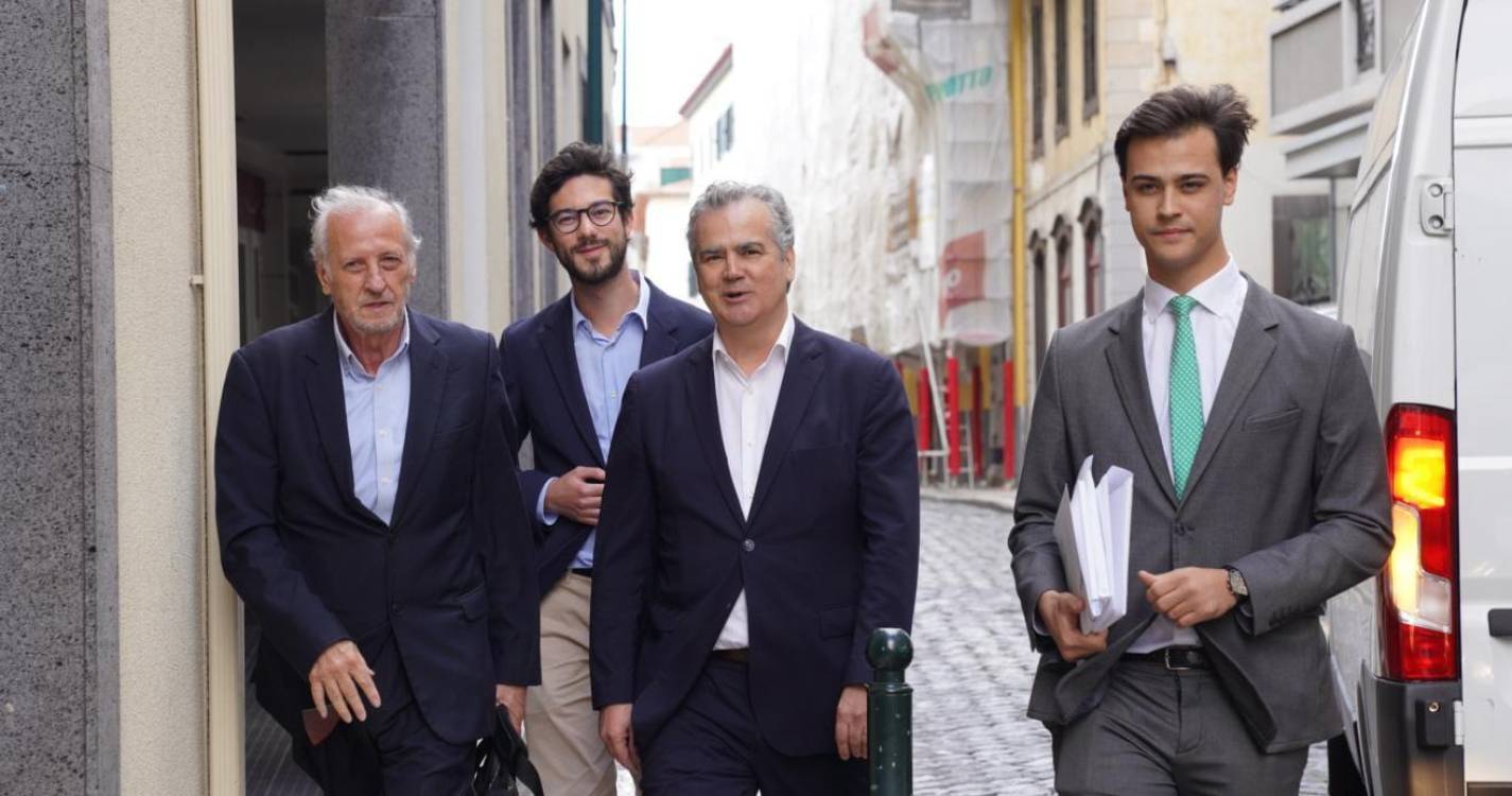 Francisco Fernandes, Dinis Ramos e Nuno André Alves entre os apoiantes de Manuel António Correia