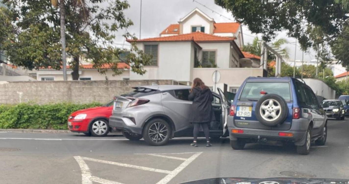 Colisão entre dois automóveis provoca constrangimentos no trânsito