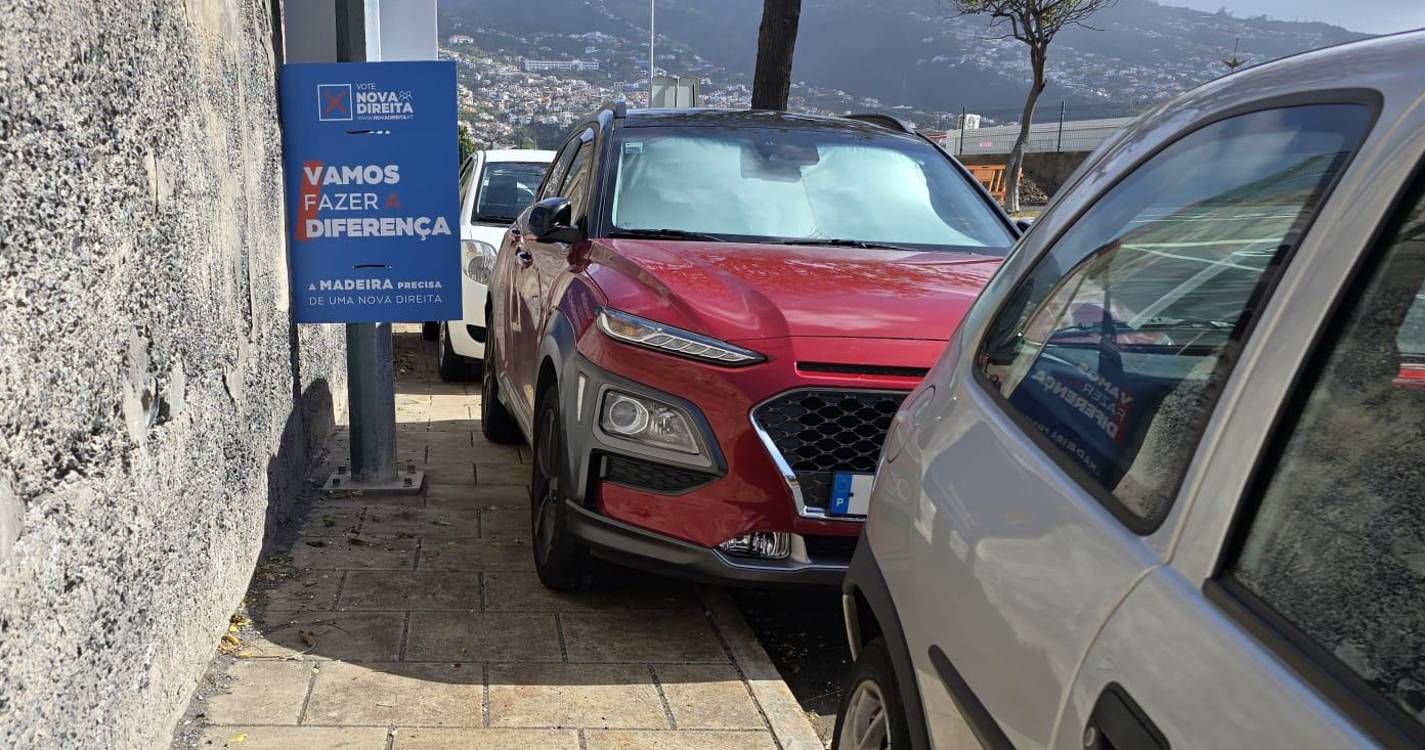 Estacionamento abusivo nas Madalenas obriga peões a circular na estrada