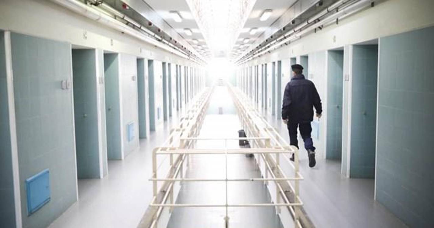 Detido homem suspeito de lançar droga para o pátio da cadeia do Porto