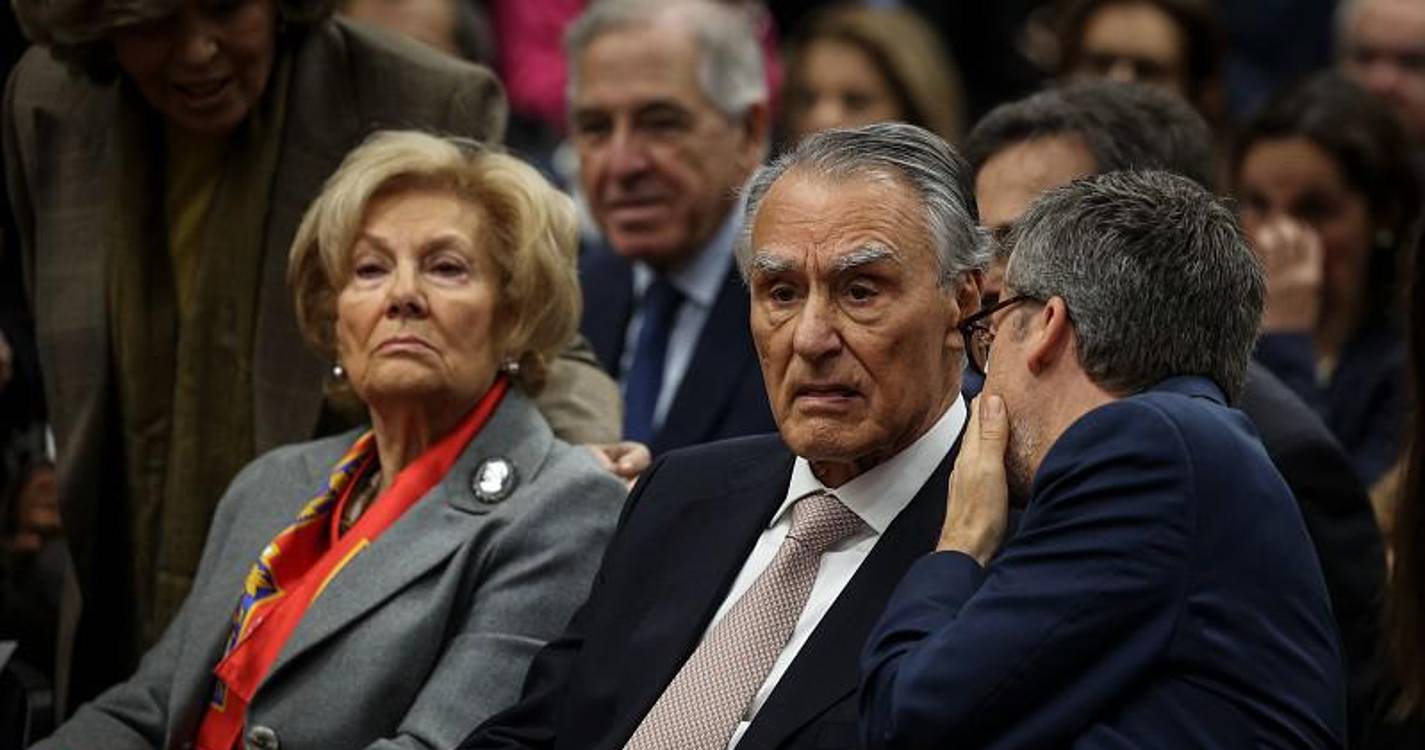 Cavaco recorre à ironia para comparar dois anos do seu Governo com oito do PS