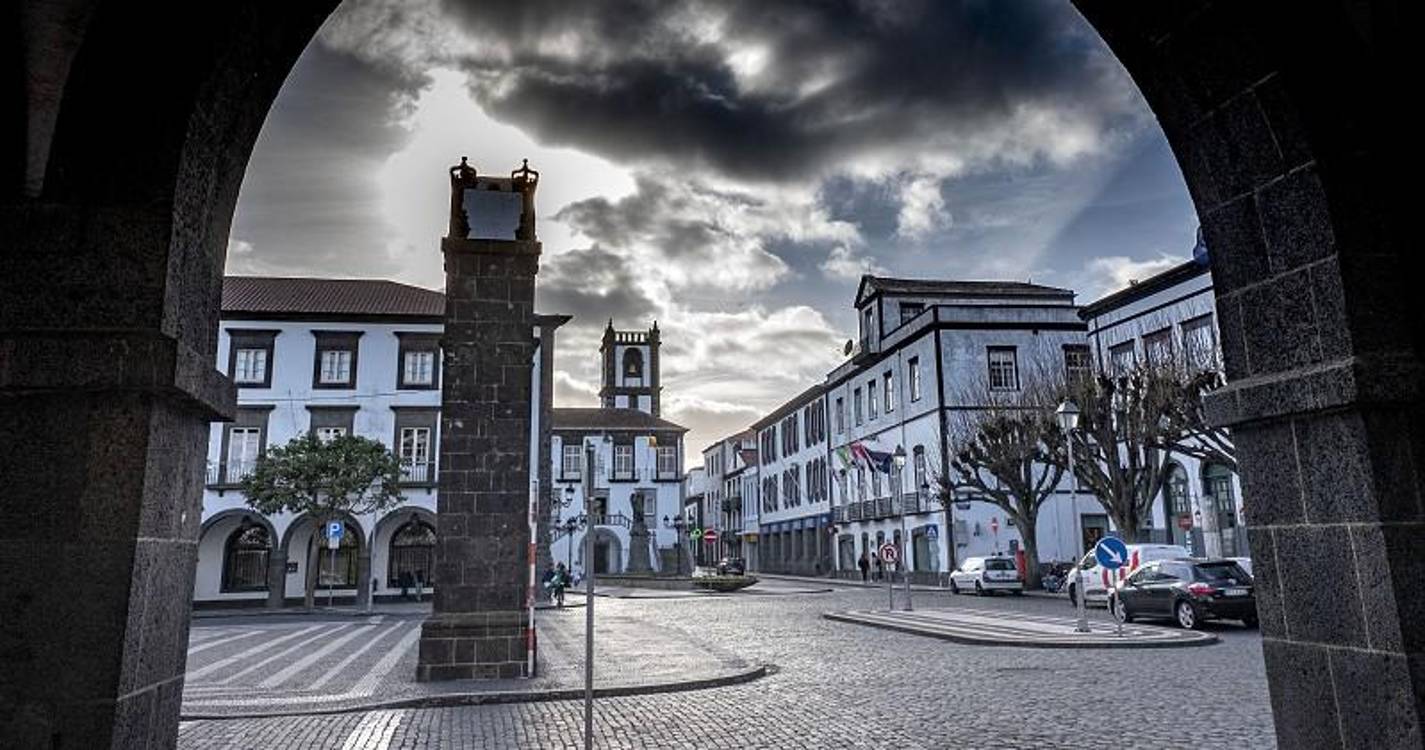 Casal condenado a prisão por violência sobre três menores em Ponta Delgada