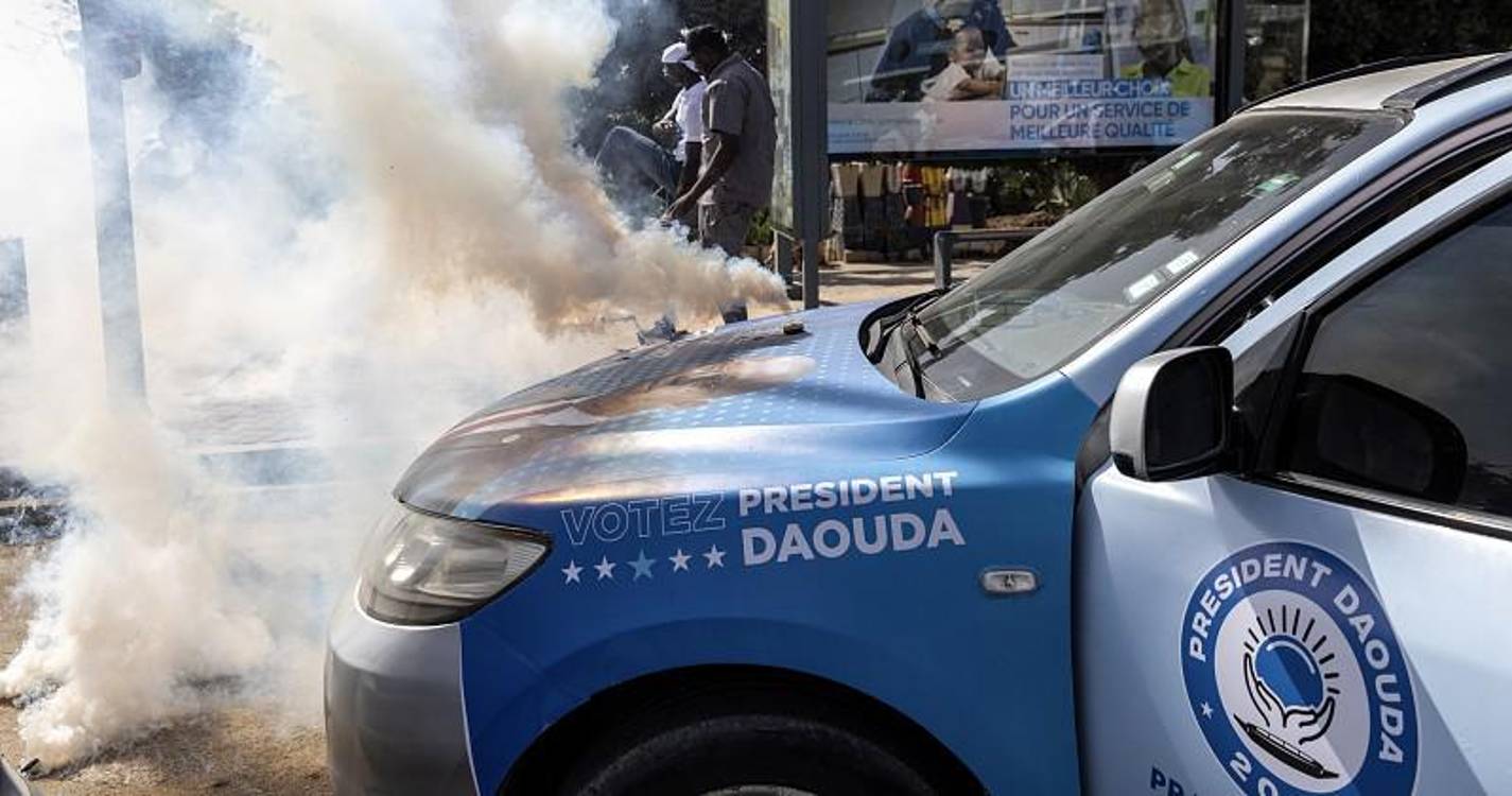 Forças de segurança dispersam manifestação com gás lacrimogéno frente ao parlamento senegalês
