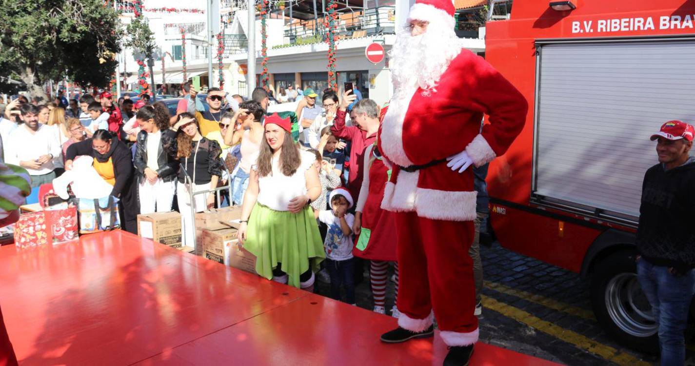Pai Natal distribuiu prendas e alegria a dezenas de crianças na Ribeira Brava
