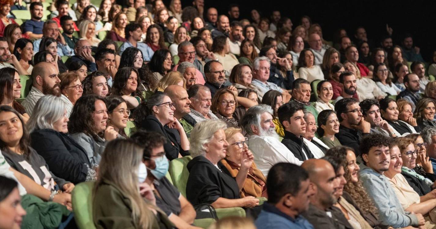 Sorrisos preparados para uma noite em grande com muita comédia (com fotos)