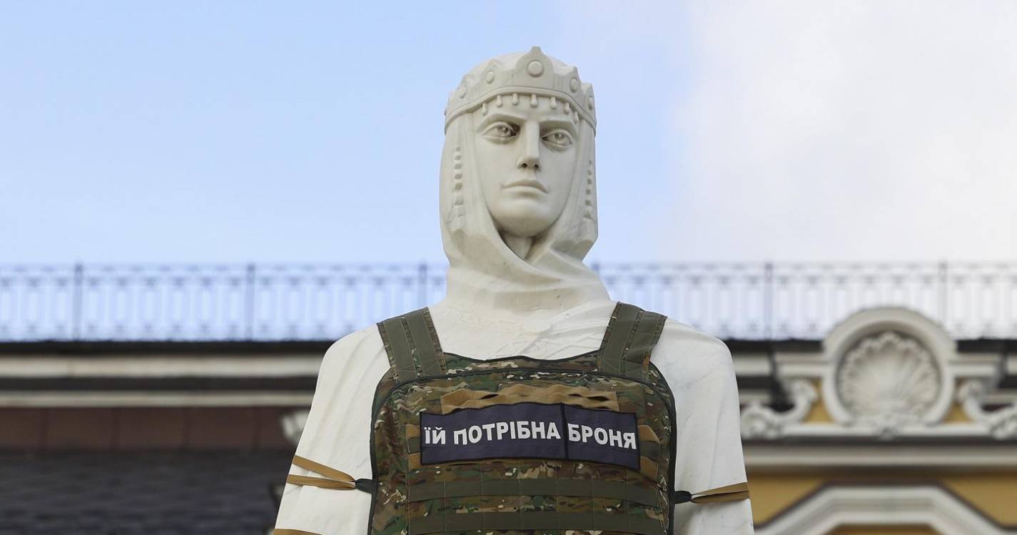Ucrânia: Cicatrizes de guerra mostram-se a céu aberto em Kiev
