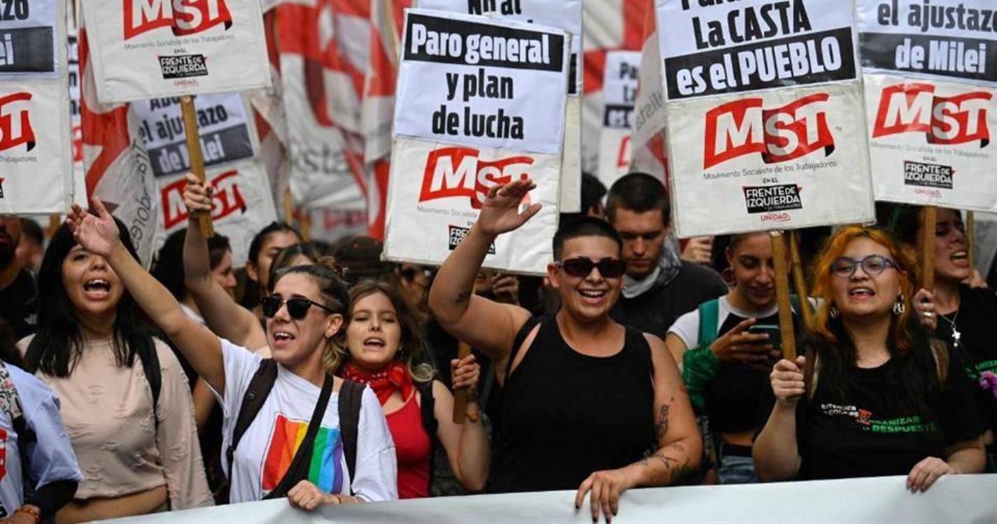 Argentinos protestam ao som de panelas contra medidas económicas de Milei
