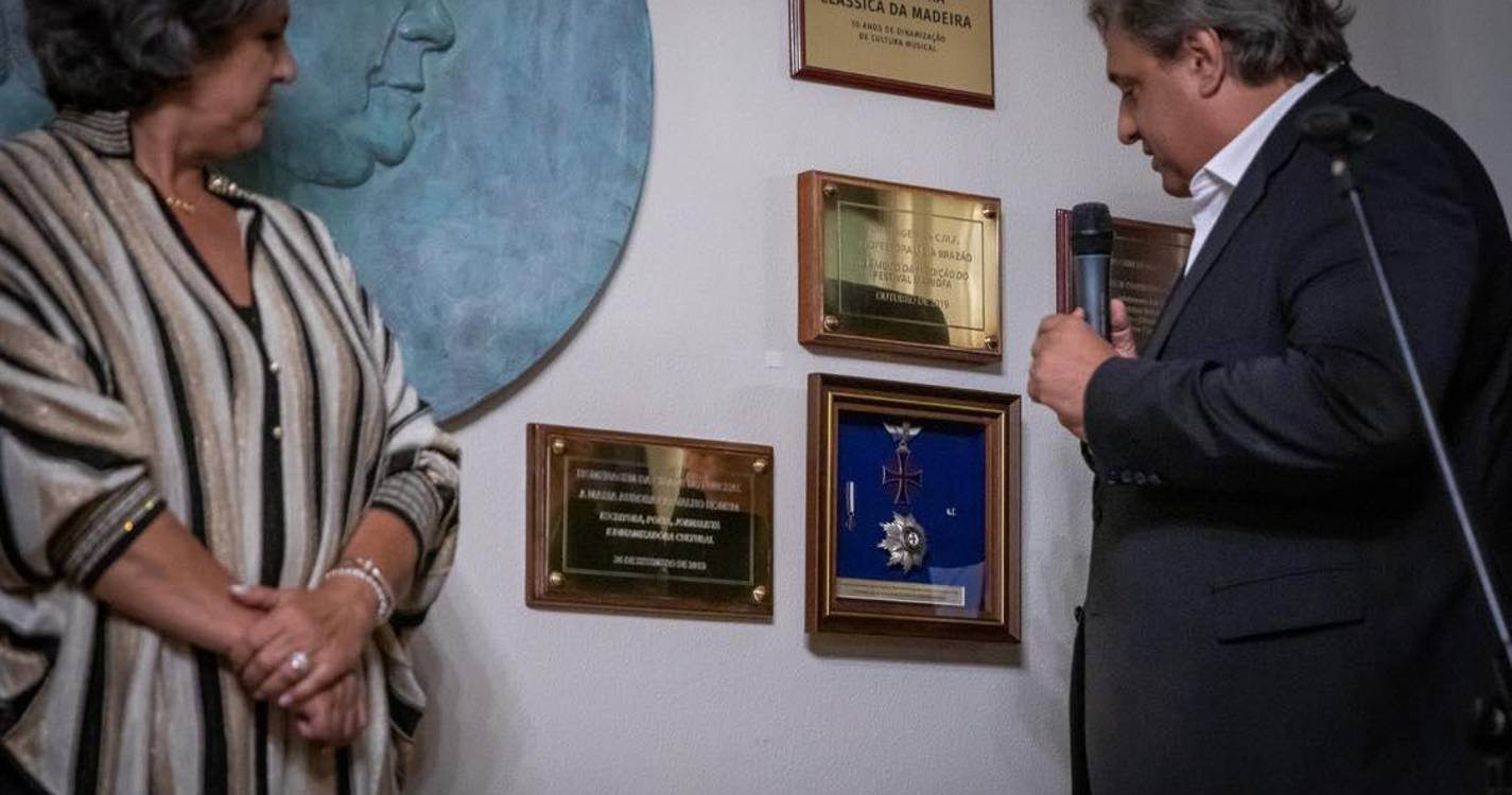 Teatro Baltazar Dias recebe insígnias da comendadora Maria Aurora