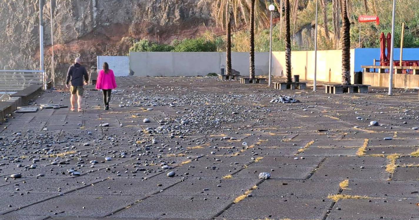 Força do mar deixa rasto de destruição na Madalena do Mar (fotos)