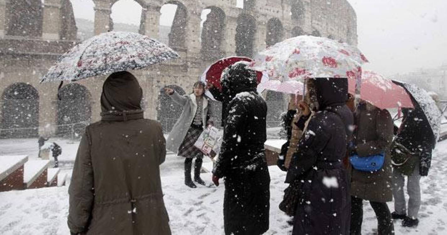 Queda de neve isola mais de 6.000 pessoas no Norte de Itália