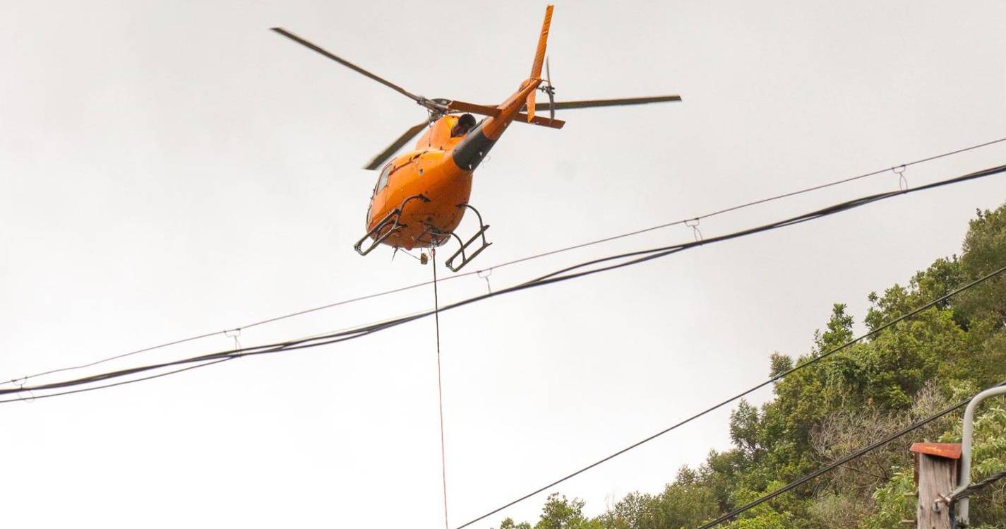 Câmara de Machico contratou helicóptero espanhol para intervenção em barreira de proteção nos Maroços (com fotos)