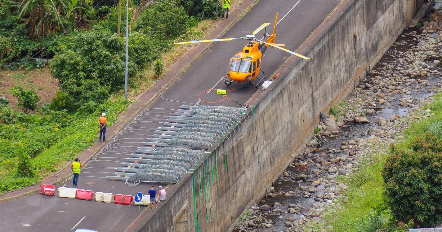 Câmara de Machico contratou helicóptero espanhol para intervenção em barreira de proteção nos Maroços (com fotos)