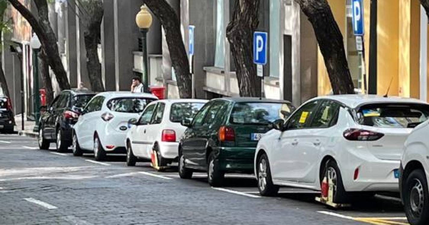 Polícia bloqueia carros na Avenida Zarco