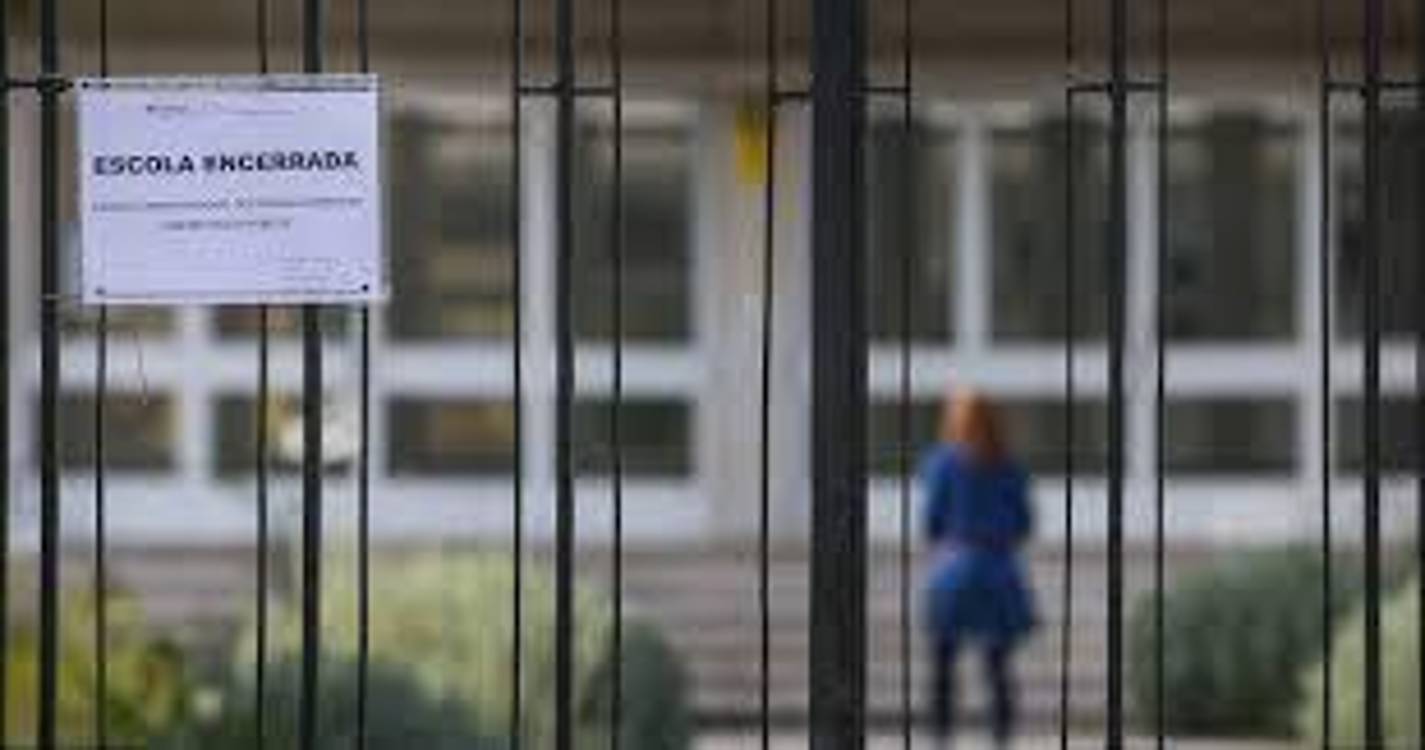 866 funcionários e 273 professores fizeram greve esta manhã. Quatro escolas fechadas