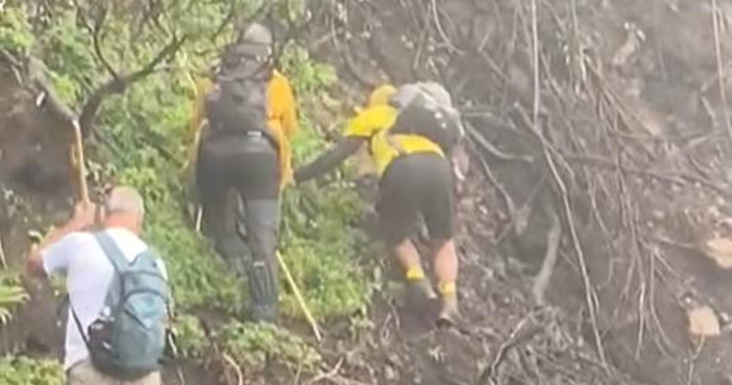 Caminhantes arriscam-se em percurso perigoso e geram críticas (com vídeo)