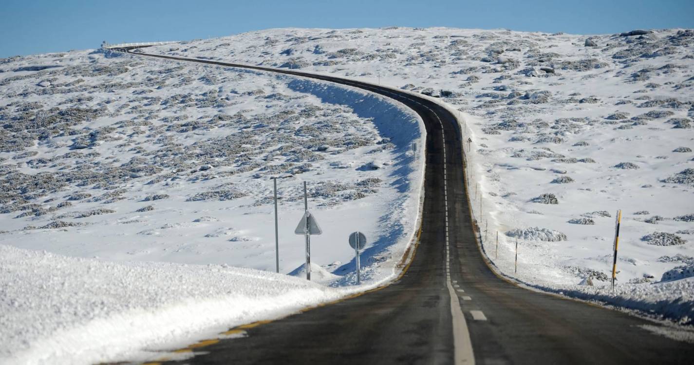 Acessos à Torre da Serra da Estrela continuam cortados devido à neve