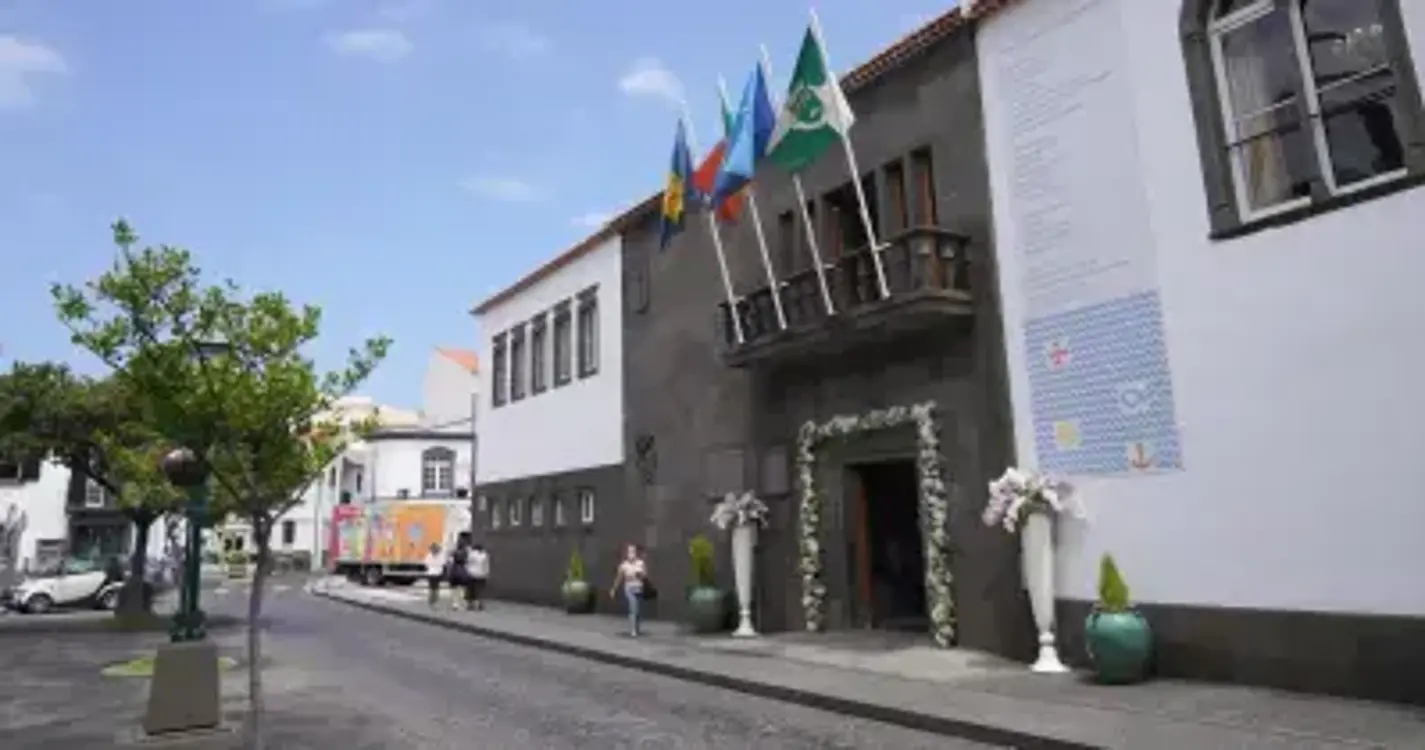 Câmara de Santa Cruz reage a discurso de presidente da JSD no concelho: “Perdoa-se a juventude, mas não a mentira”