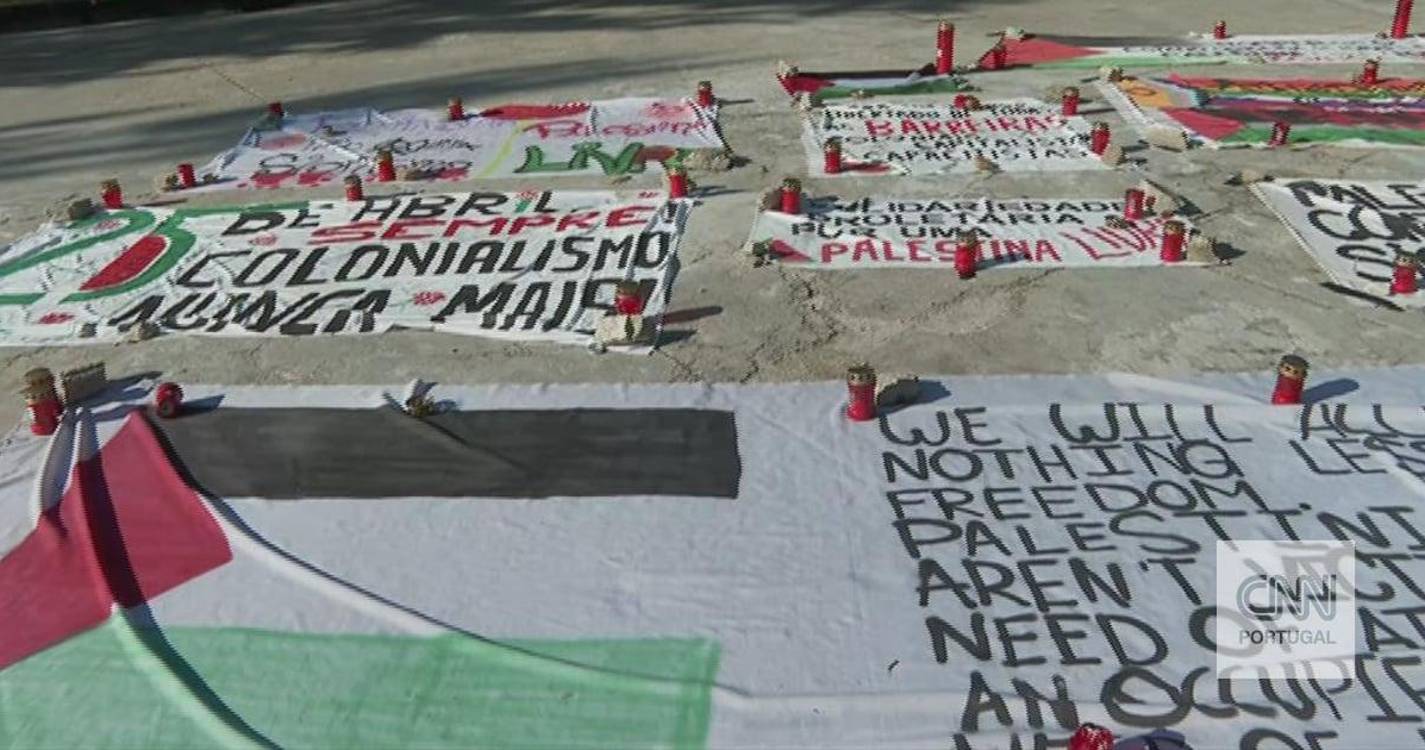 Estudantes que ocuparam edifício na Universidade do Porto desmobilizam após intervenção da PSP