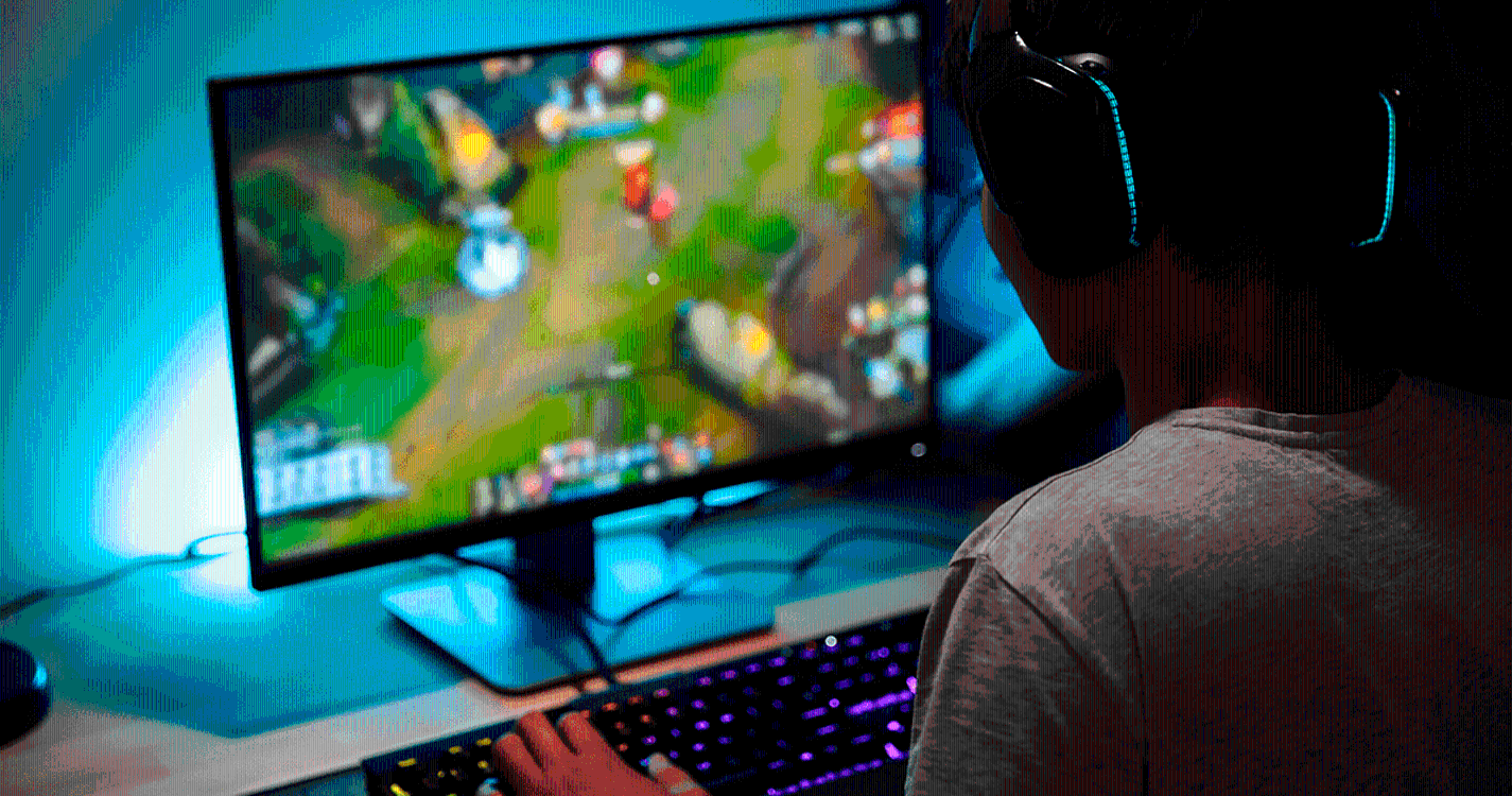 Seis em cada 10 jovens passam em média 4 ou mais horas por dia na Internet