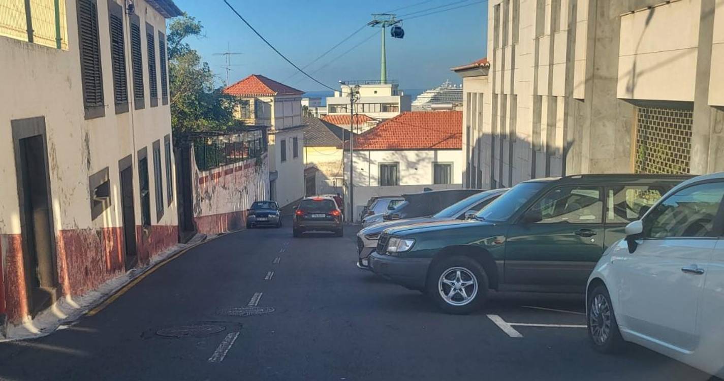 Estacionamento irregular condiciona a circulação na Rua da Rochinha