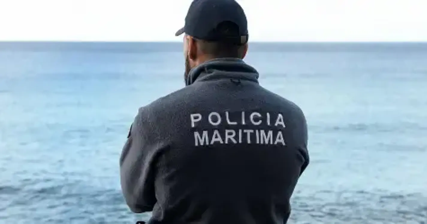 Embarcação afundou-se após incêndio na Marina de Cascais