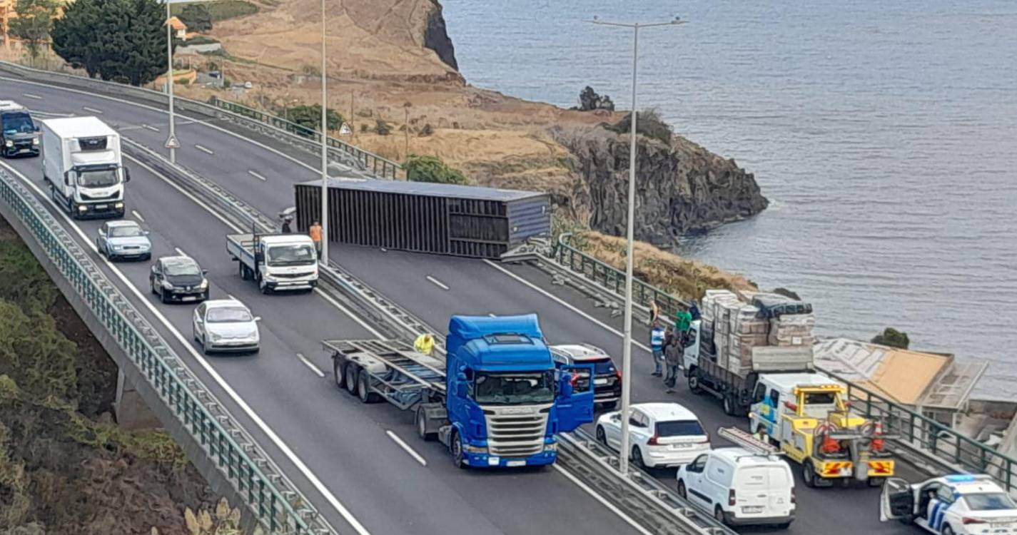 Secretaria Regional aponta alternativas após queda de contentor na Via Rápida