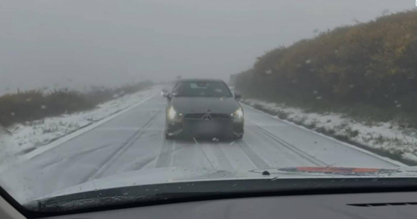 Carro teve de ser rebocado no Paul da Serra por causa da neve (com vídeo)