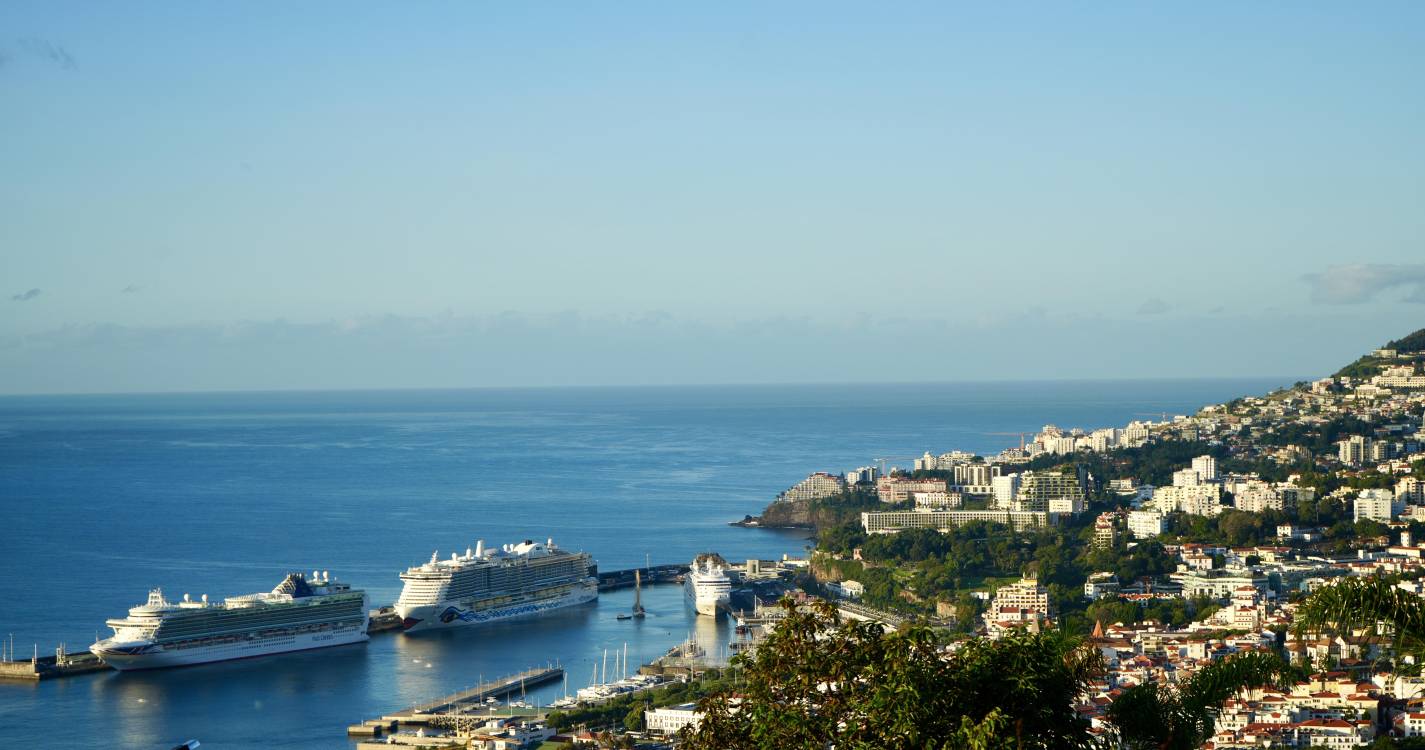 Porto do Funchal a receber quatro navios
