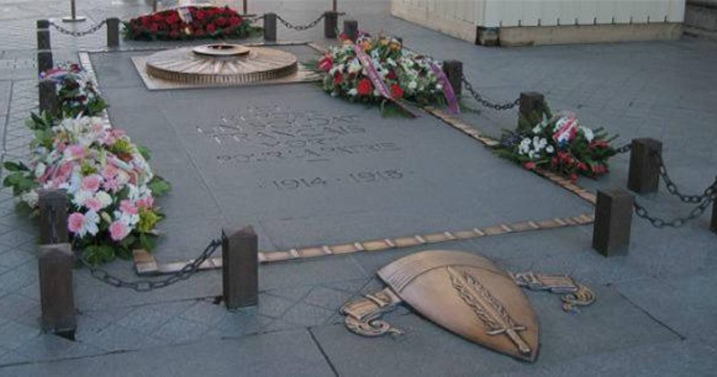 Homem procurado em França por acender cigarro com chama do monumento ao Soldado Desconhecido