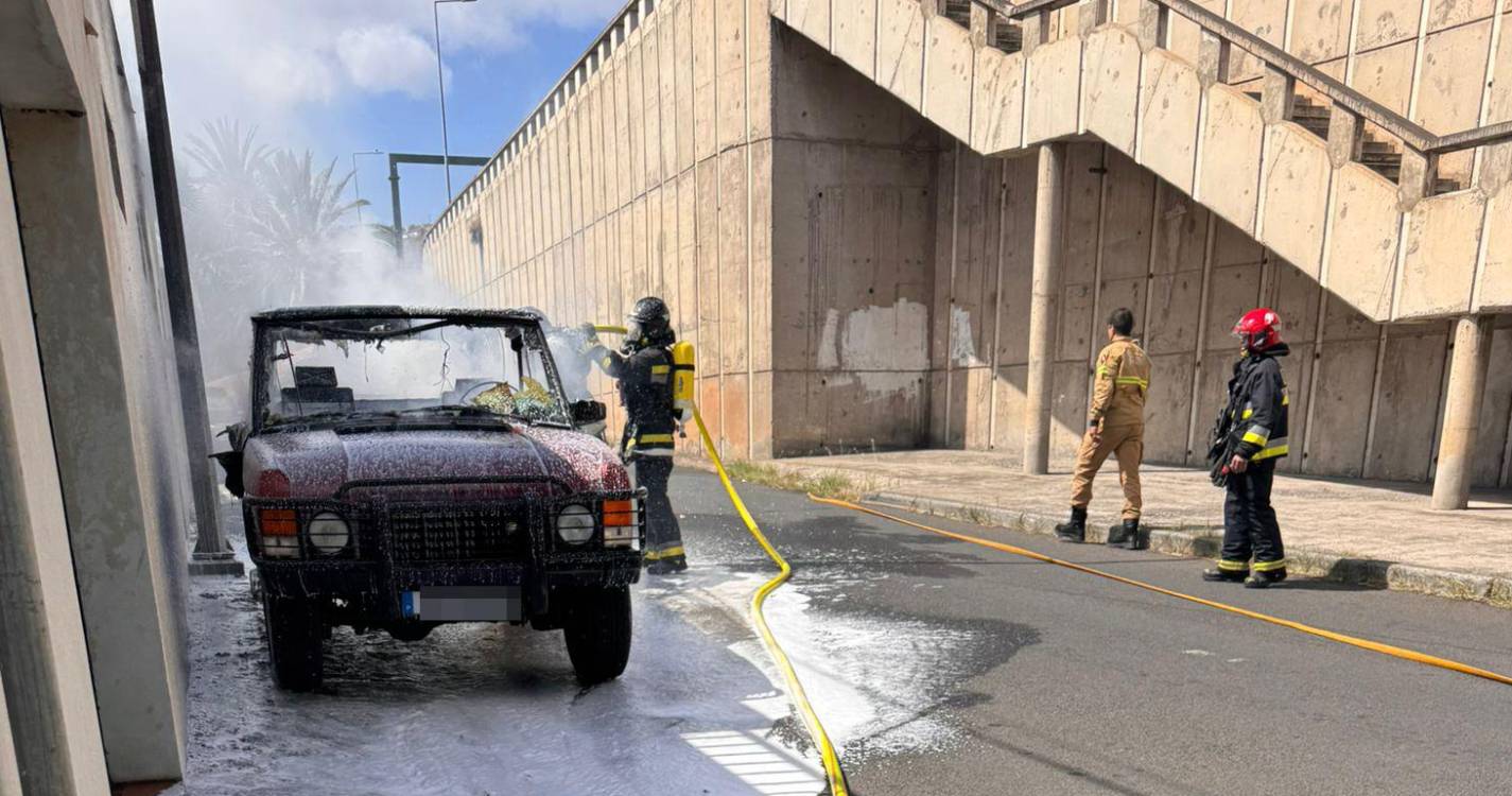 Bombeiros de Santa Cruz combatem incêndio em viatura (com fotos)