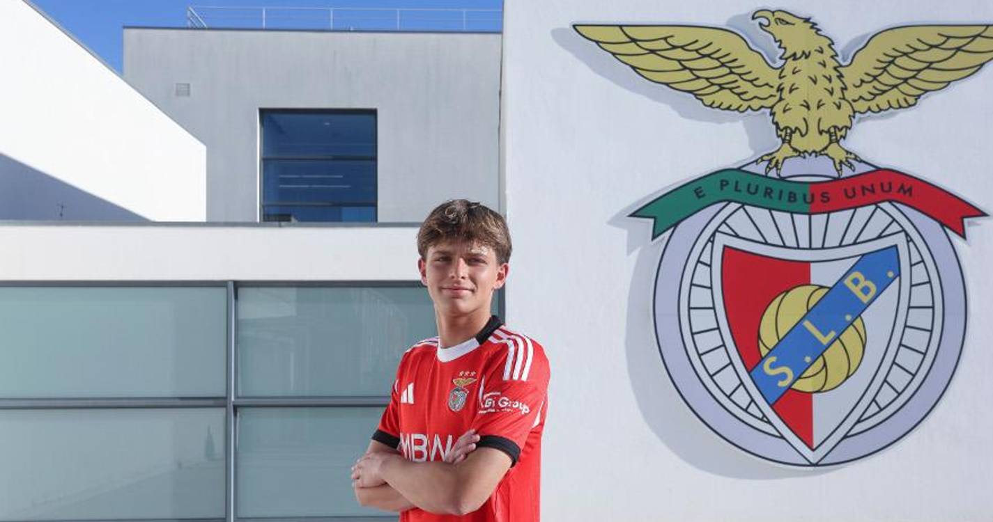 Madeirense João Silva assina contrato profissional com o Benfica