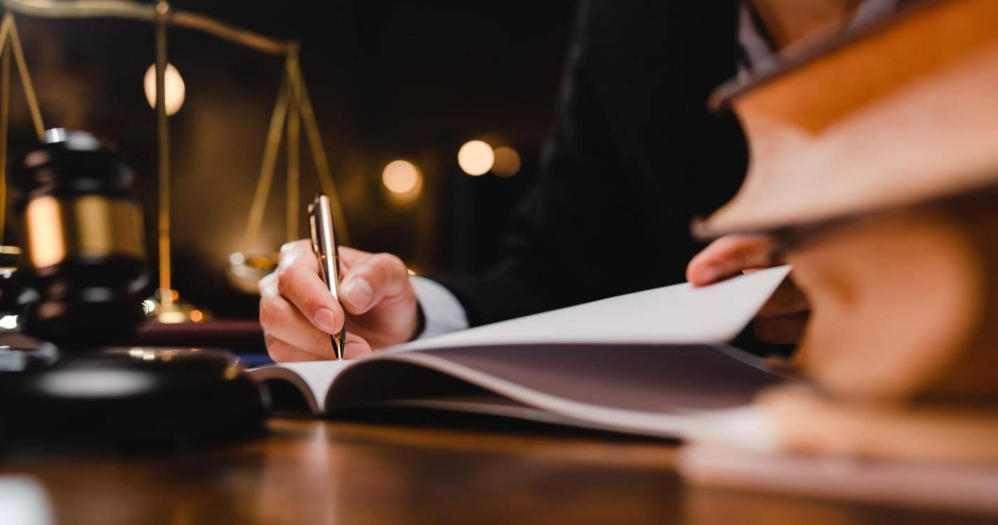 Julgamento de ex-funcionária do INML acusada de desviar 12 mil euros adiado para setembro