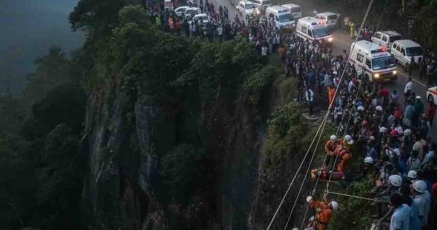 Acidente com autocarro faz 15 mortos e 16 feridos no Sri Lanka