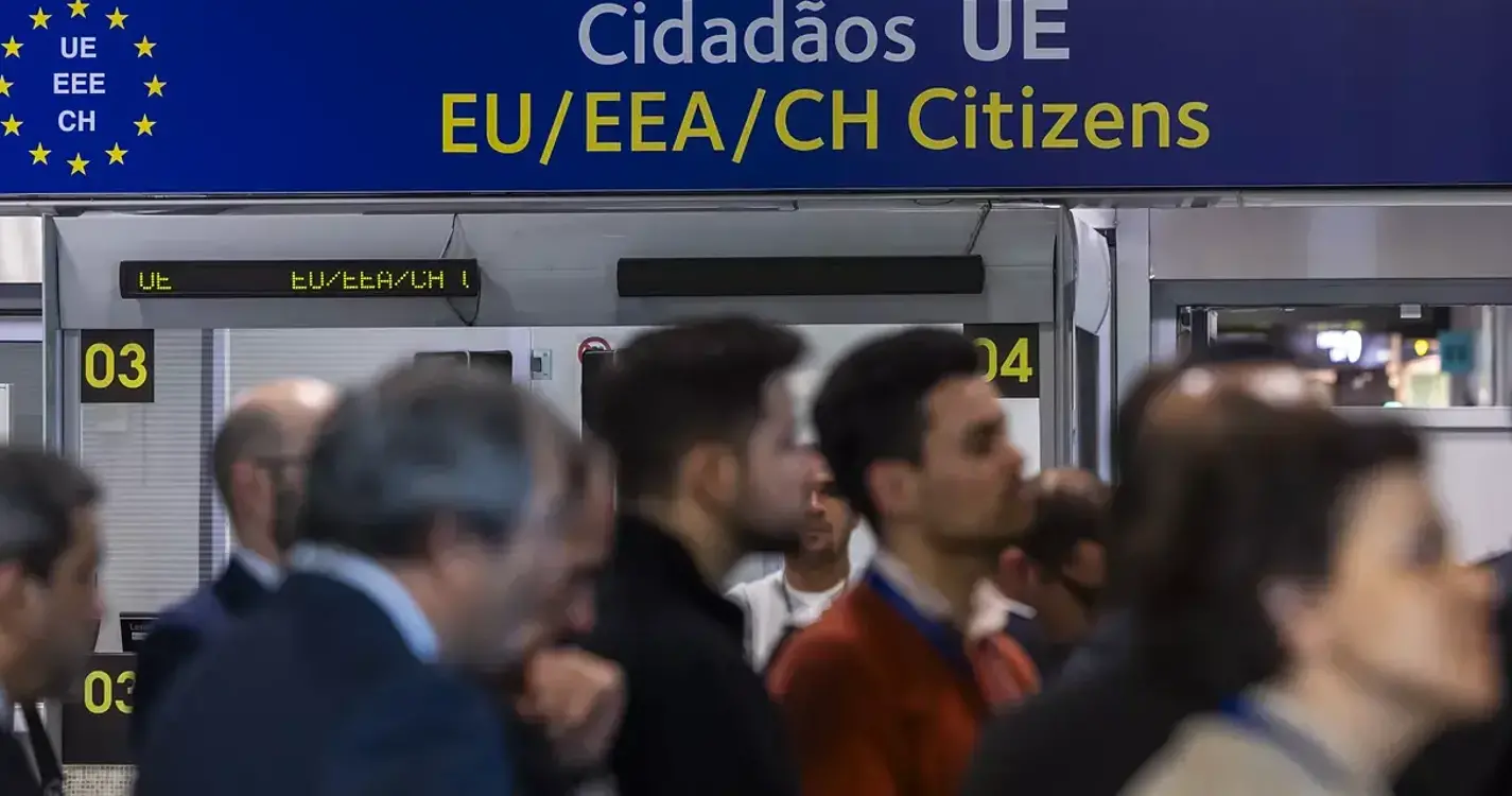 PSP controlou 51.980 passageiros nos aeroportos e decidiu 16 medidas cautelares até às 15 horas
