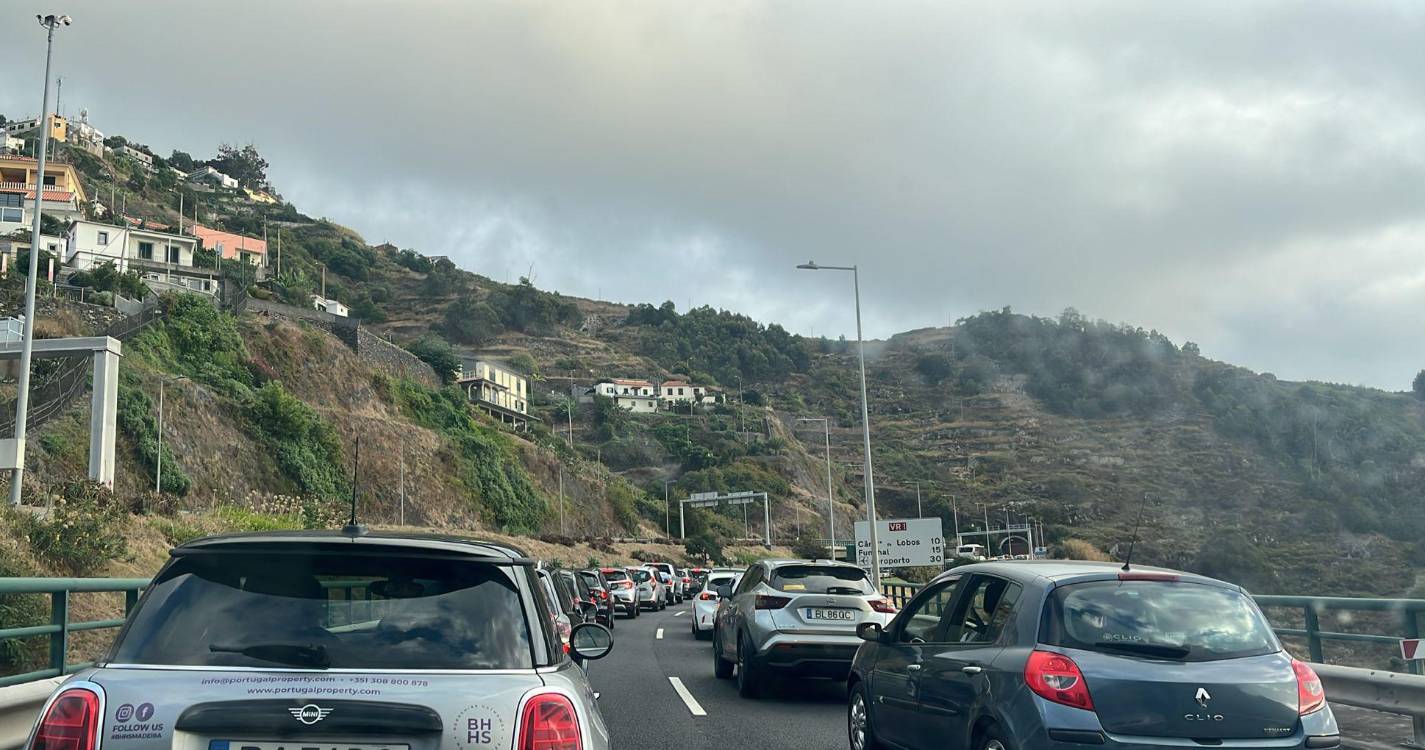 Acidente no túnel da Quinta Grande provoca três feridos ligeiros e causa longas filas
