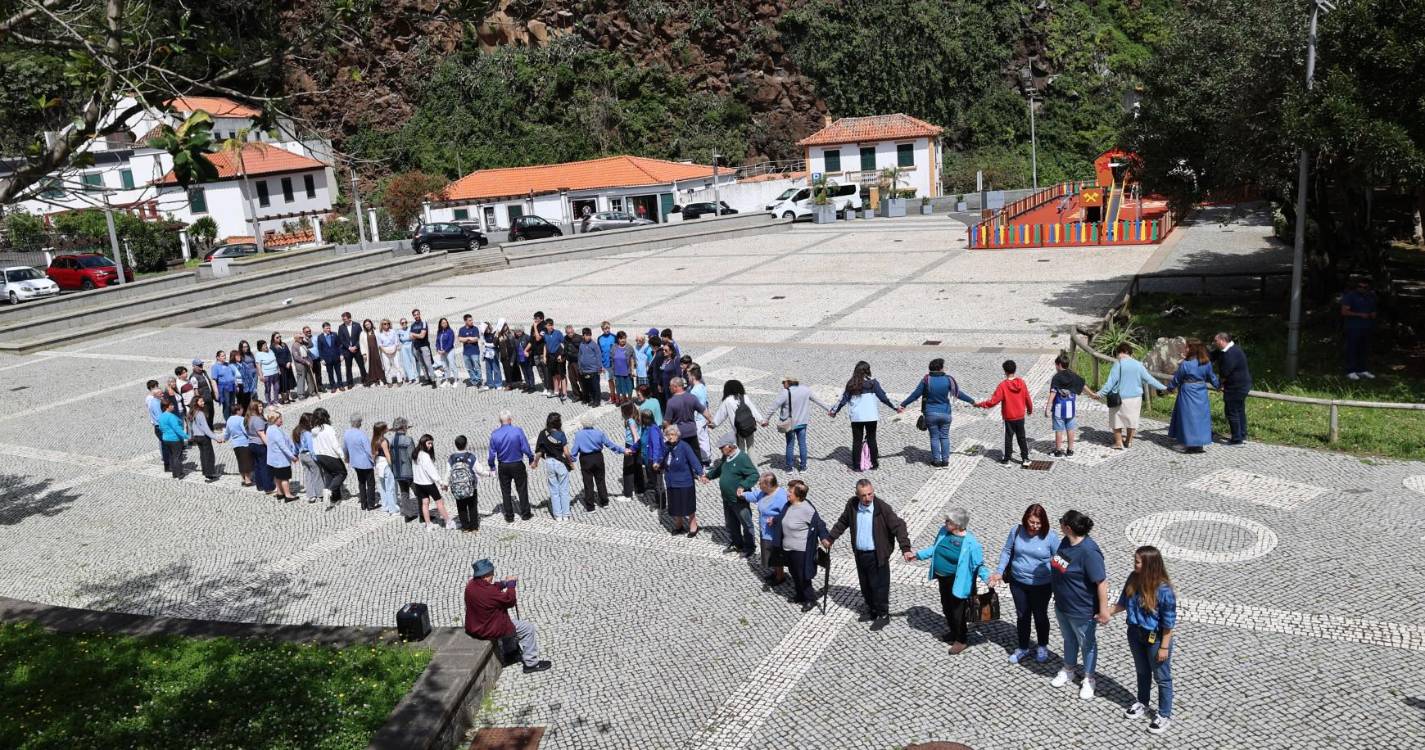 São Vicente assinala Mês da Prevenção dos Maus-Tratos na Infância com laço azul humano