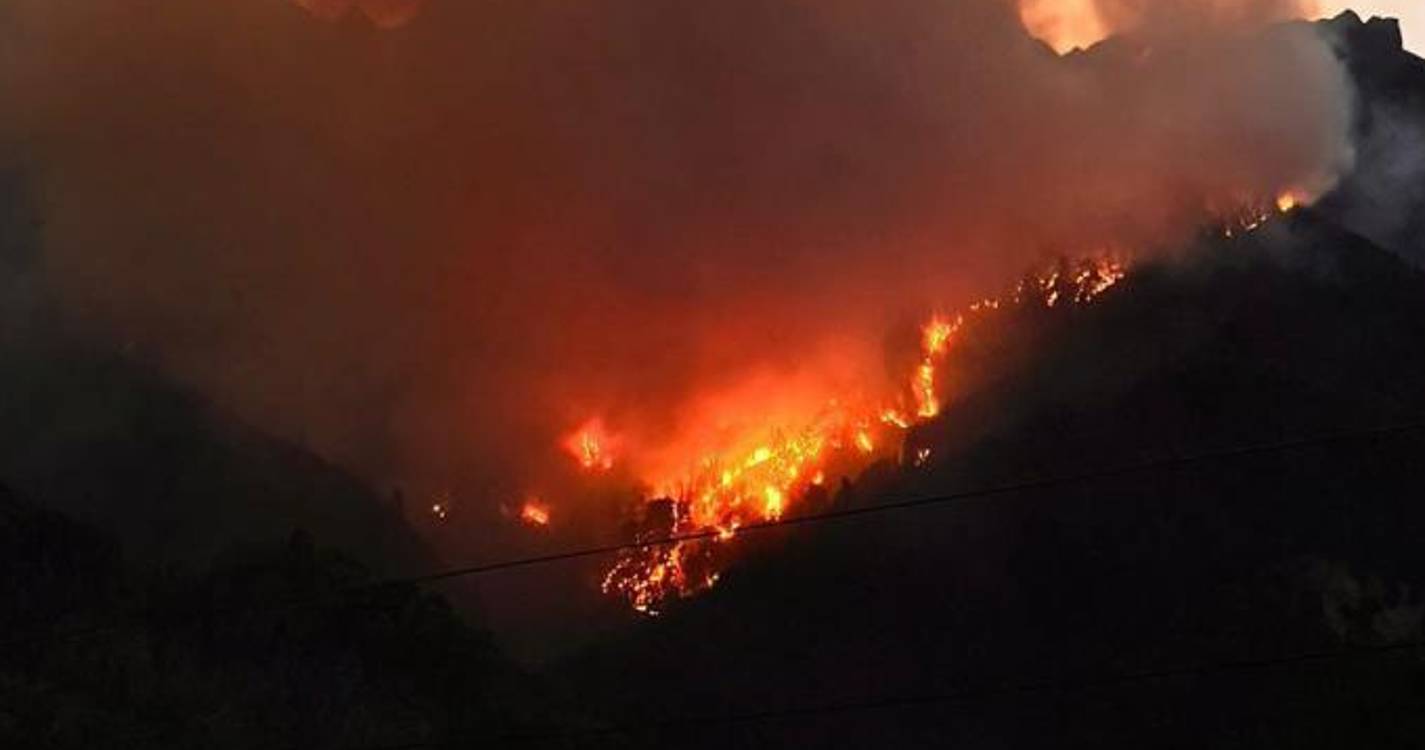 Incêndio no Curral das Freiras preocupa e autarquia pede reforço de meios (com fotos e vídeo)